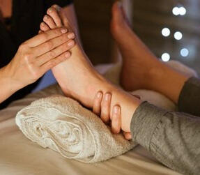 femme faisant une séance de réflexologie plantaire