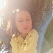 Photo de Célia en connexion avec un arbre