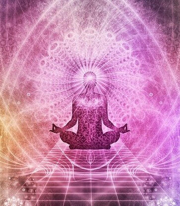 Image représentant un homme assis en tailleur baigné d'énergies lumineuses