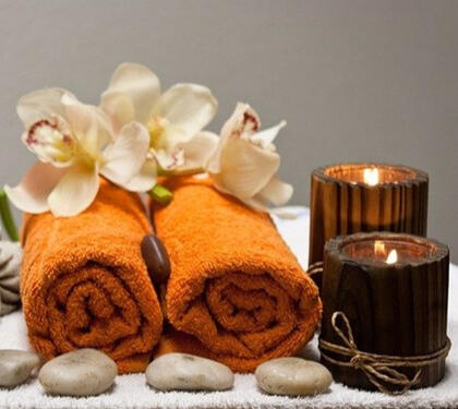 Serviettes de bain et bougies évoquant un moment bien-être